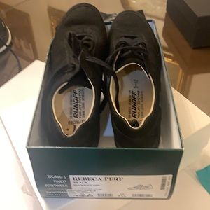 New!! Never worn Women Mephisto rebeca sneakers